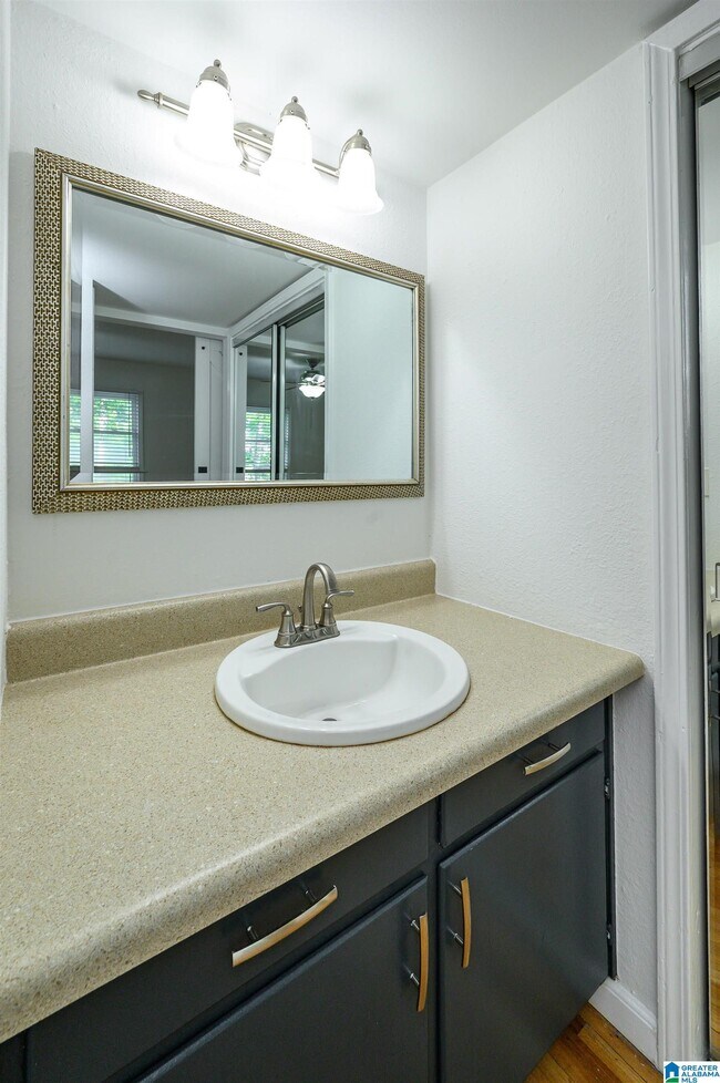Building Photo - 1064 Sherbrooke Dr