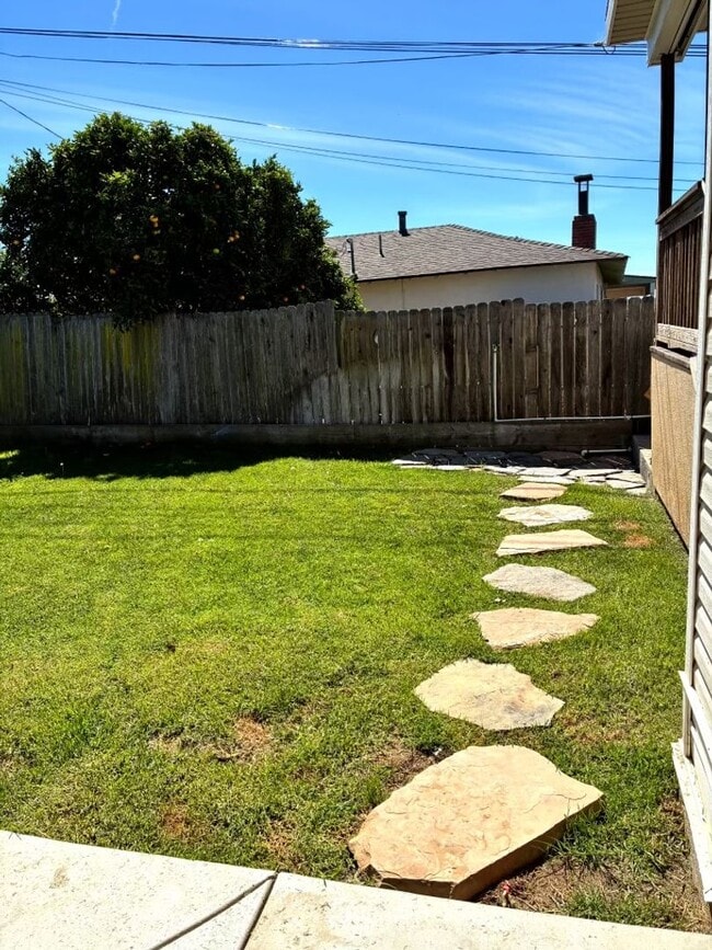 Building Photo - Coastal Living Awaits