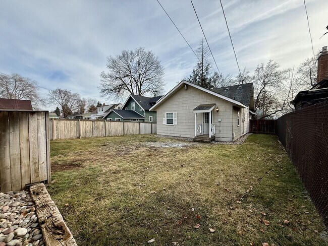 Building Photo - Beautiful 3 Bed 2 Bath Spokane Home w/ Detached Garage and Large Fully-Fenced Yard!