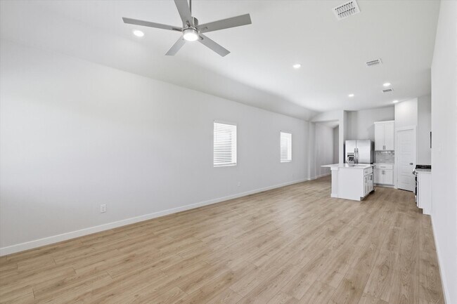 Building Photo - 508 Green Grass Dr