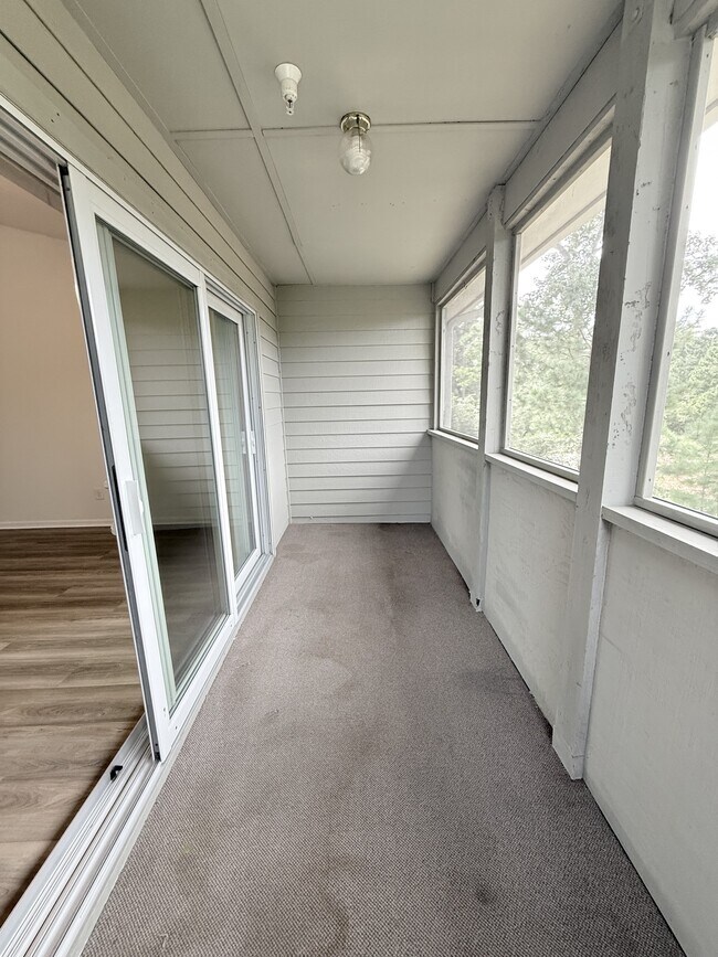 Building Photo - 1280 White Tree Ln