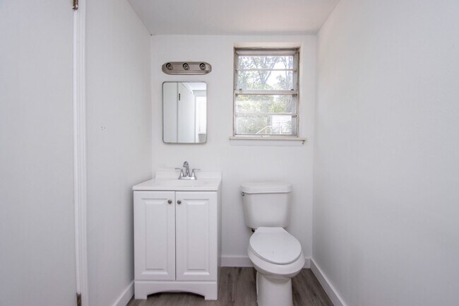 Building Photo - Welcome to a beautifully maintained 4-bedroom, 2-bathroom home located in the highly sought-after...