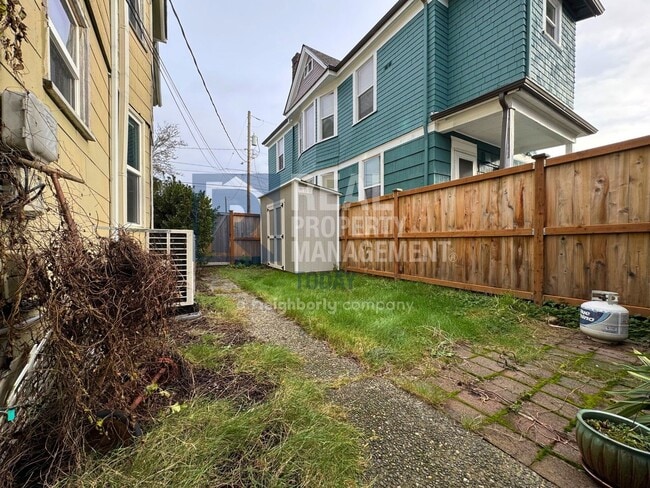 Building Photo - Charming Historic 3 Bedroom!