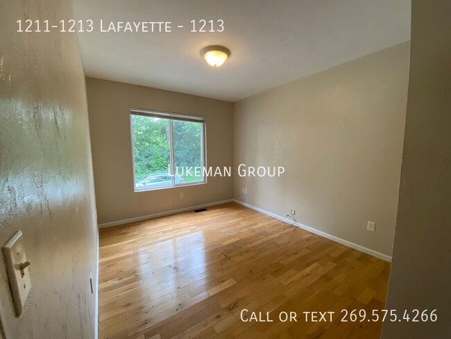 Building Photo - 1213 Lafayette - 3 Bed/1 Bath Unit Near WMU