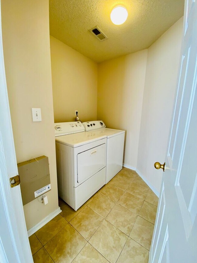 Building Photo - Beautiful and Spacious 3bdrm/2.5bth Home C...