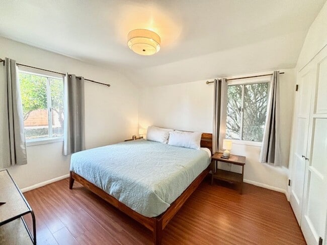 Building Photo - 211 E - Midtown Blue Bungalow | FURNISHED