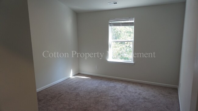 Building Photo - Beautiful, recently constructed 3BR/2.5BA ...