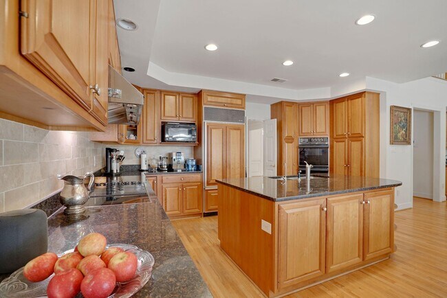 Building Photo - 11101 Willowbrook Dr