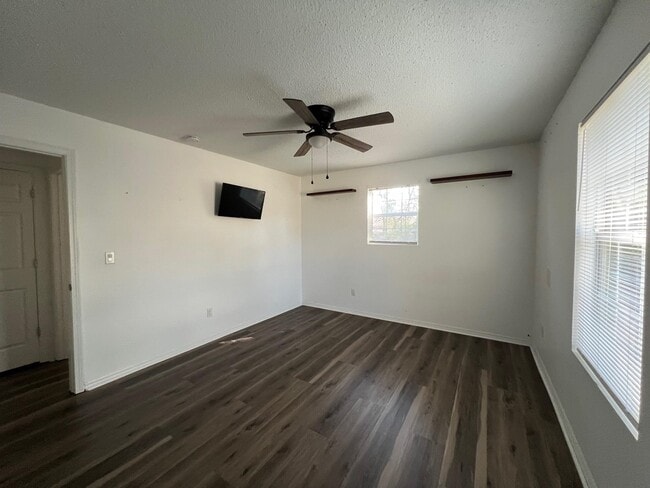 Building Photo - 677 W 5th Ave