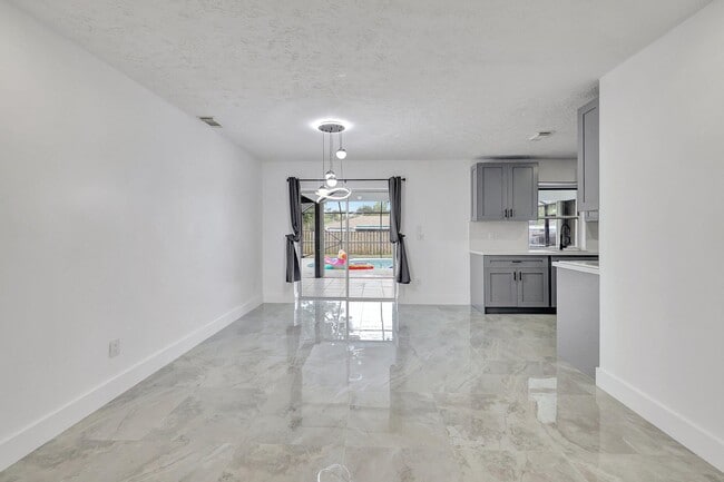 Building Photo - 1124 SE Ladner St