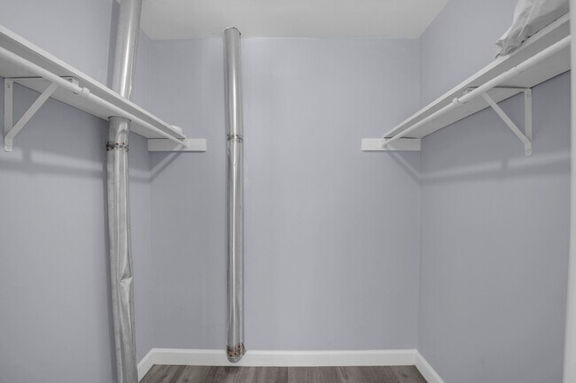 Building Photo - 1206 Hi Stirrup