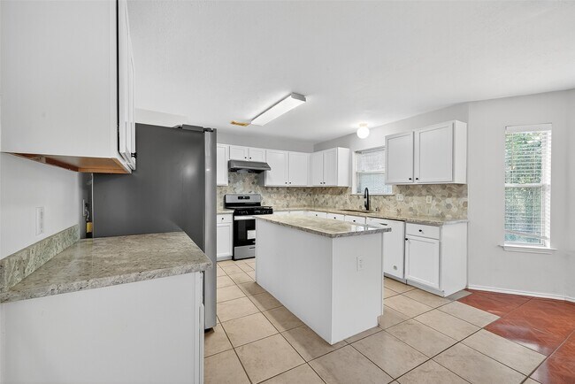 Building Photo - 8366 Golf Green Cir