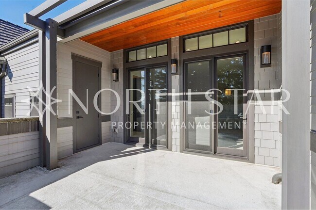 Building Photo - Luxury Living in the Heart of Lake Oswego: Stylish 3-Story Townhouse