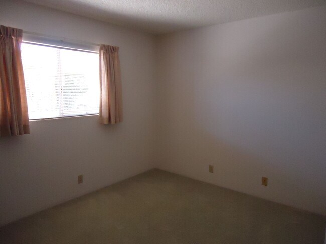 Building Photo - Clean 3 Bedroom, 2 Bath, 2 Car Garage Home in Village with views!!!