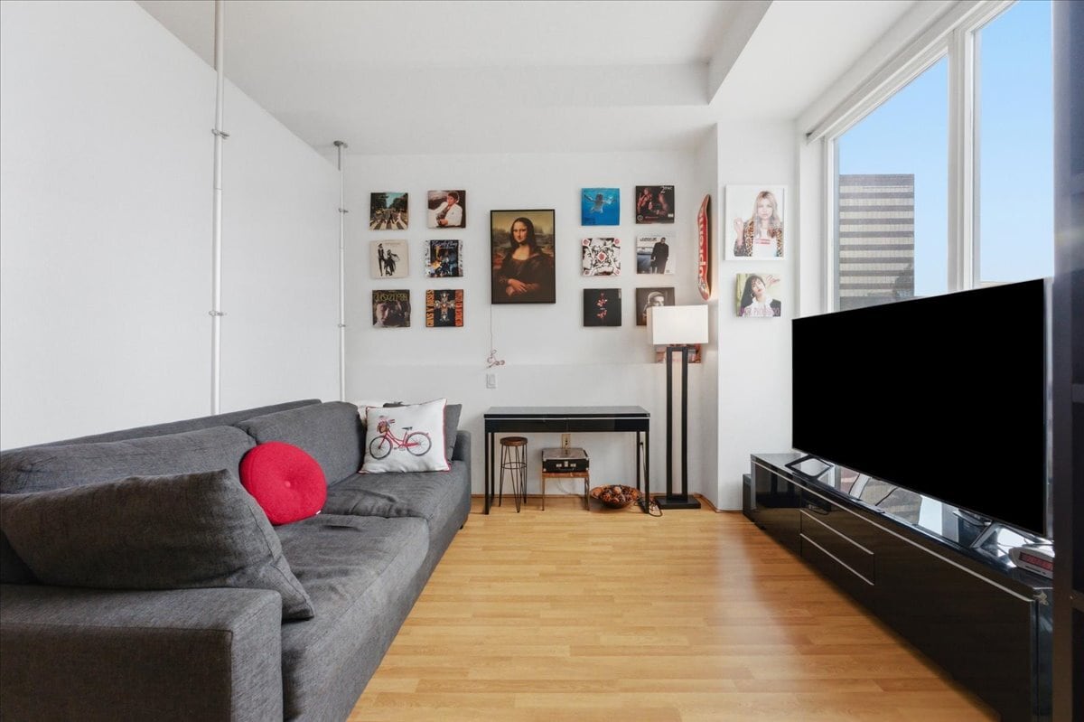 Building Photo - 350 W Ash St