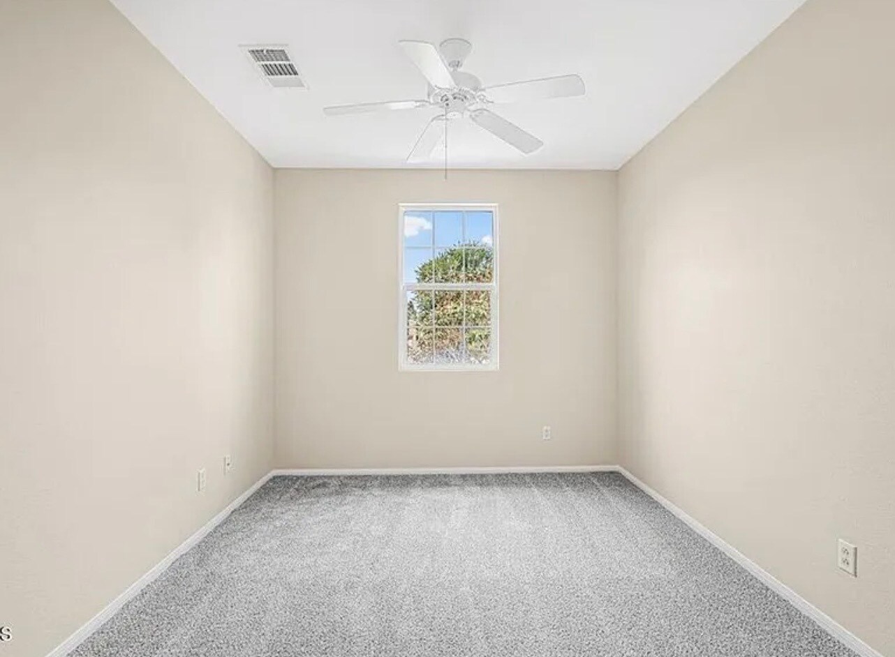 Building Photo - 990 Holiday Ave