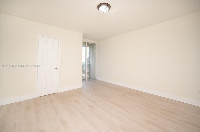 Building Photo - 9210 Fontainebleau Blvd