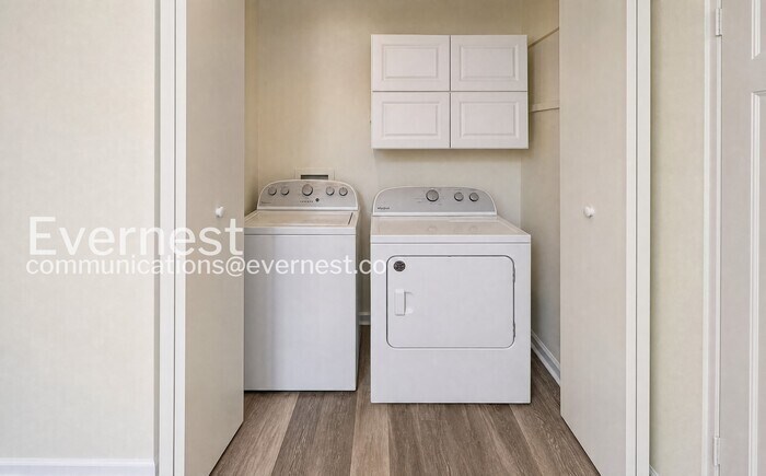 Building Photo - 2445 Hampstead Dr