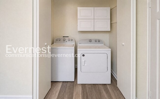 Building Photo - 2 Bed/1.5 Bath Townhome with Fenced Yard / Pet-Friendly / Available Now!
