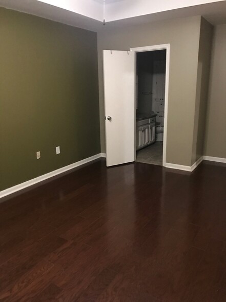 Master bedroom - 469 Highland Creek Pkwy