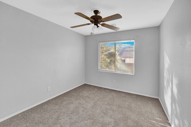 Building Photo - 5 bedroom home new carpet and paint