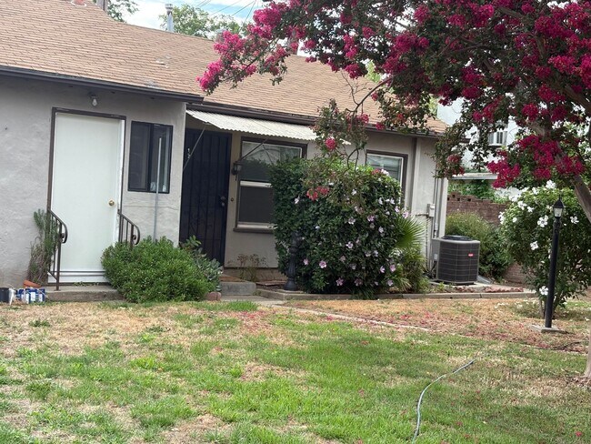 Building Photo - Fully Renovated 3 bed, 2 bath Home