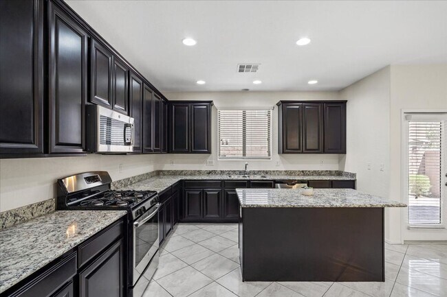 Building Photo - Gorgeous 3 Bed 2.5 Bath Home with Modern Feel