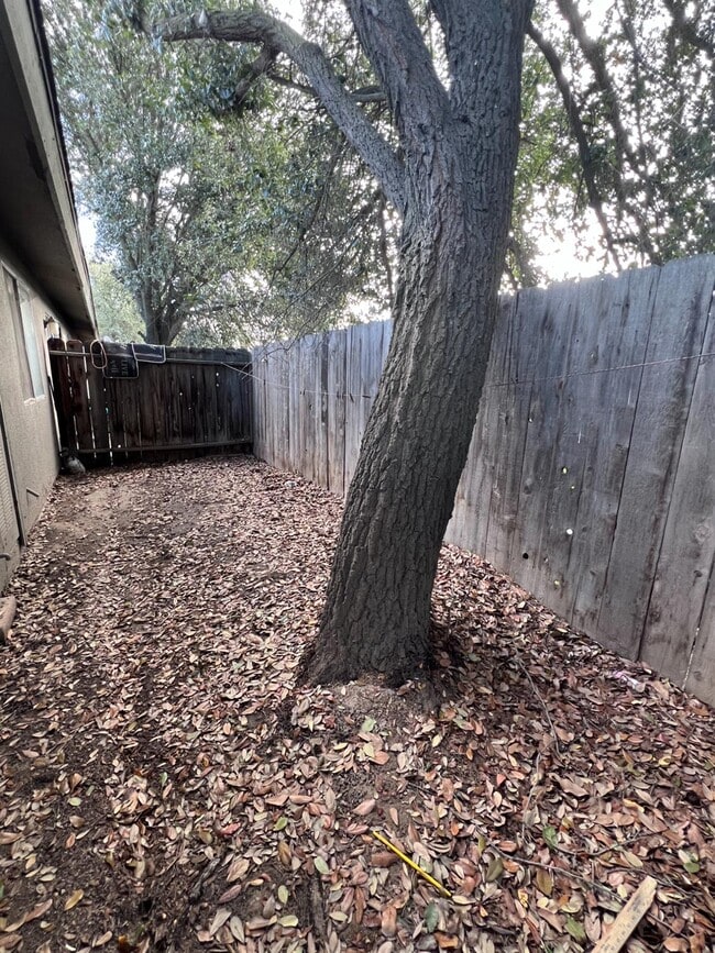 Building Photo - 1262 N Marks Ave