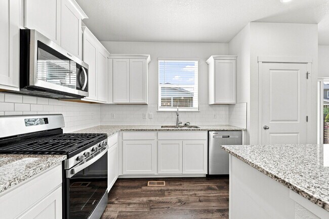 Building Photo - $2,845.95 with $300 Off the first month's rent, 4 Beds - 2.5 Baths, Single Family Home in Aurora ...