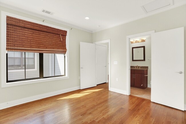 Building Photo - 358 Island Dr