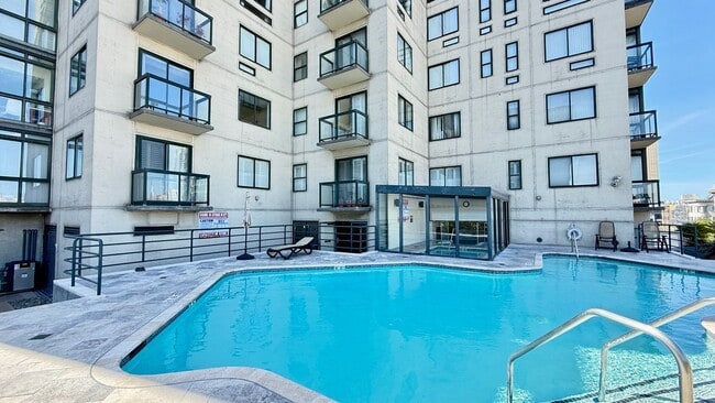 Building Photo - Comfortable Studio Living with Balcony, Parking & Storage at Daniel Burnham Court