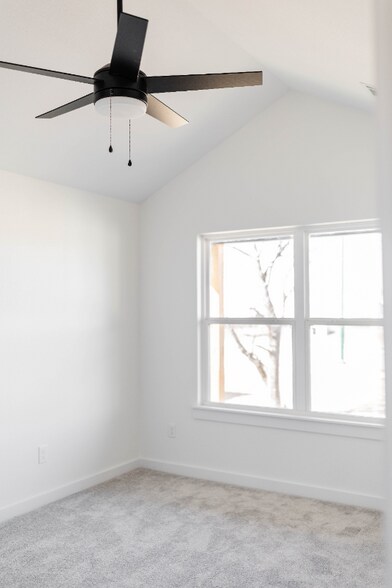 Building Photo - 1412 E Emelyn Ln