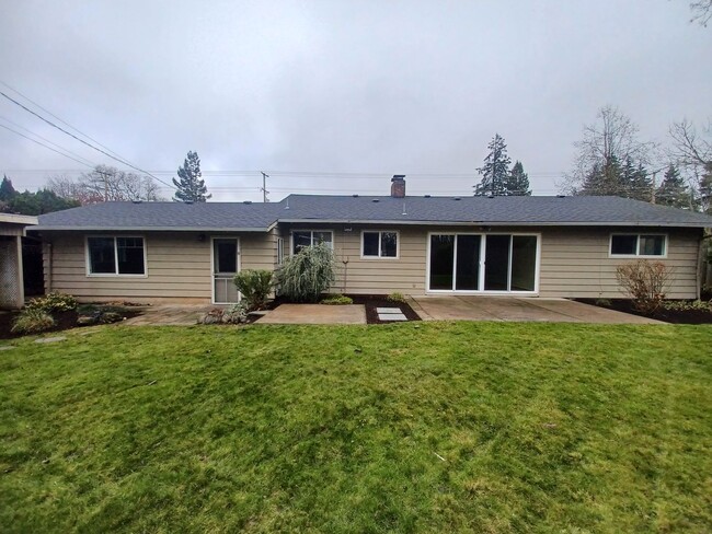 Building Photo - Spacious Mid-Century 3 bed/2 bath home wit...