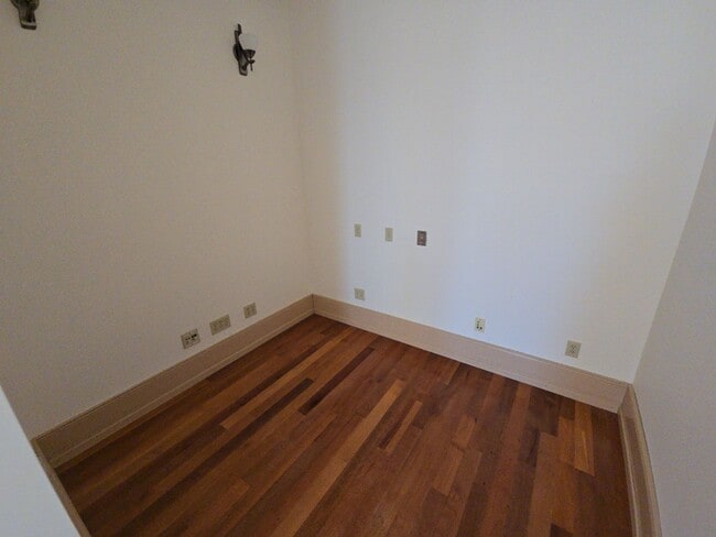 Building Photo - Distinctive Alton home offers charming living opportunity!