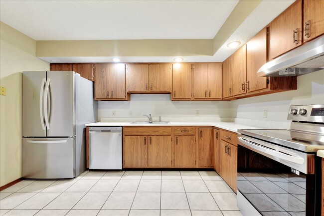 Building Photo - 4 bedroom, 2 bath home - Available August
