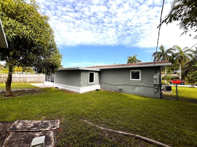 Building Photo - 6232 NW 15th Ct