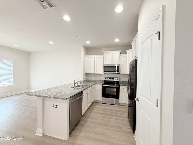 Building Photo - 7682 Shadow Lake Dr