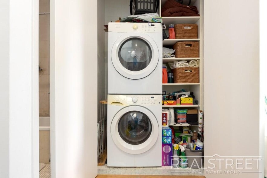 Building Photo - LOFT-LIKE 1 BED w PRIVATE ROOF DECK + LAUNDRY IN-UNIT