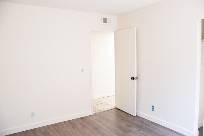Building Photo - Cypress (125-127) South