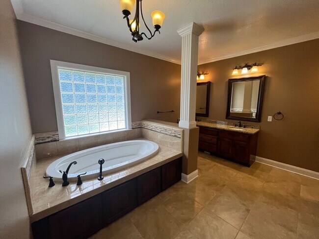 Building Photo - 607 Castle Dr