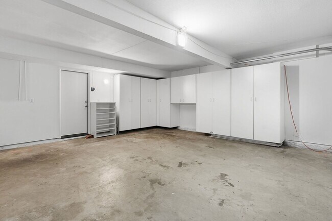 Building Photo - SPACIOUS 4 BEDROOM, 3 BATH HOME WITH 3-CAR GARAGE!