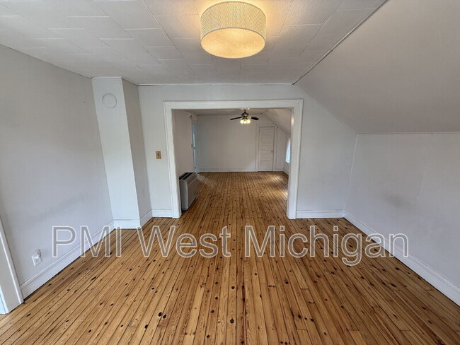 Building Photo - 946 Pine Ave NW
