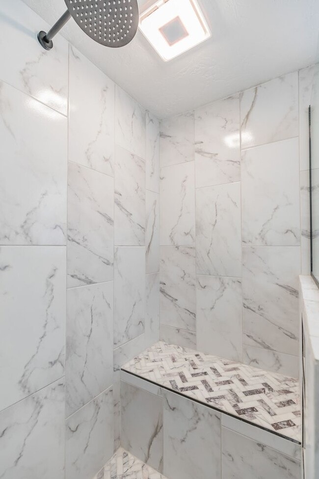 Building Photo - Charming 3 bedroom 2 bath Home - MOVE IN S...