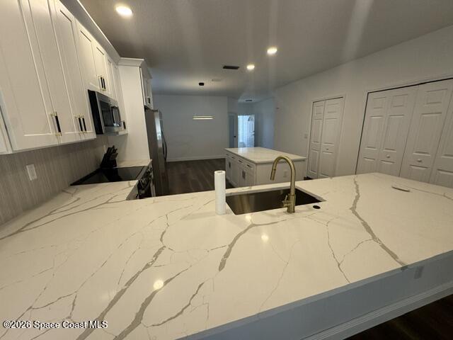 Building Photo - 982 Villa Dr