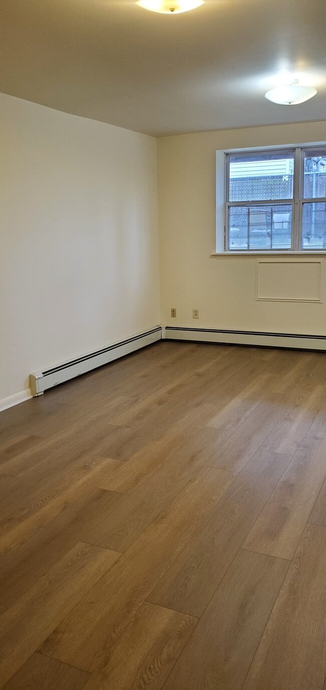 Building Photo - 1307 Balcom Ave