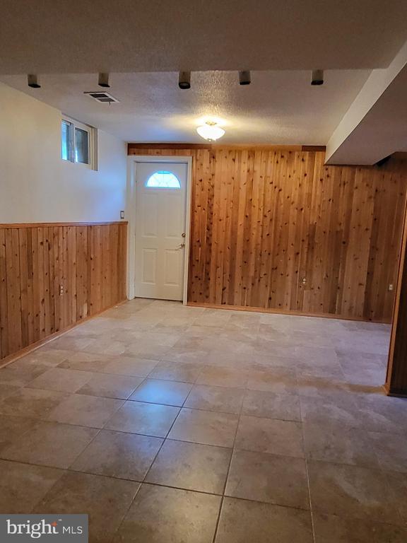 Building Photo - 805 Cattail Ln NE