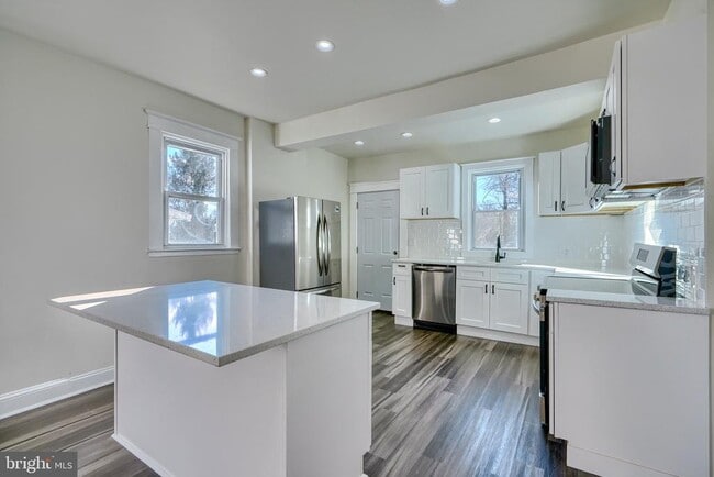 Building Photo - 6504 Rosemont Ave