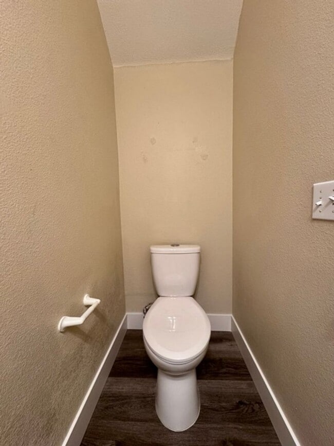 Building Photo - Beautiful and Spacious 3 Bedroom 2.5 Bath ...