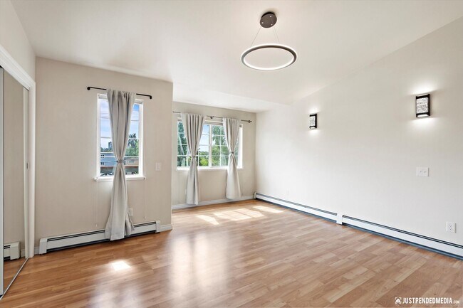 Building Photo - Modern & Stylish Townhome!