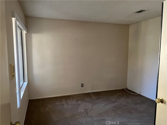 Building Photo - 844 Trinity Ln